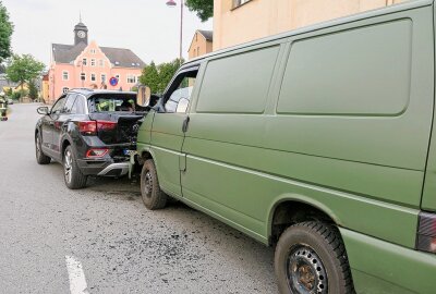 Update: Unfall auf Hauptstraße - Drei Verletzte nach Zusammenstoß zweier Autos in Raschau - Am Donnerstagabend kam es in Raschau zu einem Auffahrunfall. Foto: Niko Mutschmann