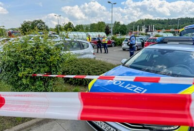 Update: Unfall auf Zwickauer Parkplatz: 81-Jähriger eingeklemmt und verletzt - Ein 79-Jähriger wurde auf einem Zwickauer Parkplatz durch angeschobene PKW eingeklemmt. Foto: Andreas Kretschel