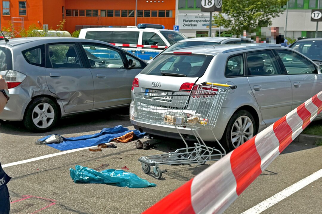 Update: Unfall auf Zwickauer Parkplatz: 81-Jähriger eingeklemmt und verletzt - Ein 79-Jähriger wurde auf einem Zwickauer Parkplatz durch angeschobene PKW eingeklemmt. Foto: Andreas Kretschel