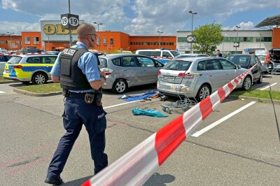 Update: Unfall auf Zwickauer Parkplatz: 81-Jähriger eingeklemmt und verletzt - Ein 79-Jähriger wurde auf einem Zwickauer Parkplatz durch angeschobene PKW eingeklemmt. Foto: Andreas Kretschel