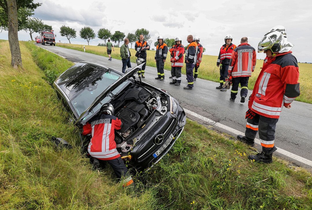 Update: Unfall bei Crimmitschau: Automatisches Notrufsystem alarmiert Rettungsdienst - Unfall bei Crimmitschau: Automatisches Notrufsystem alarmiert Rettungsdienst. Foto: Andreas Kretschel