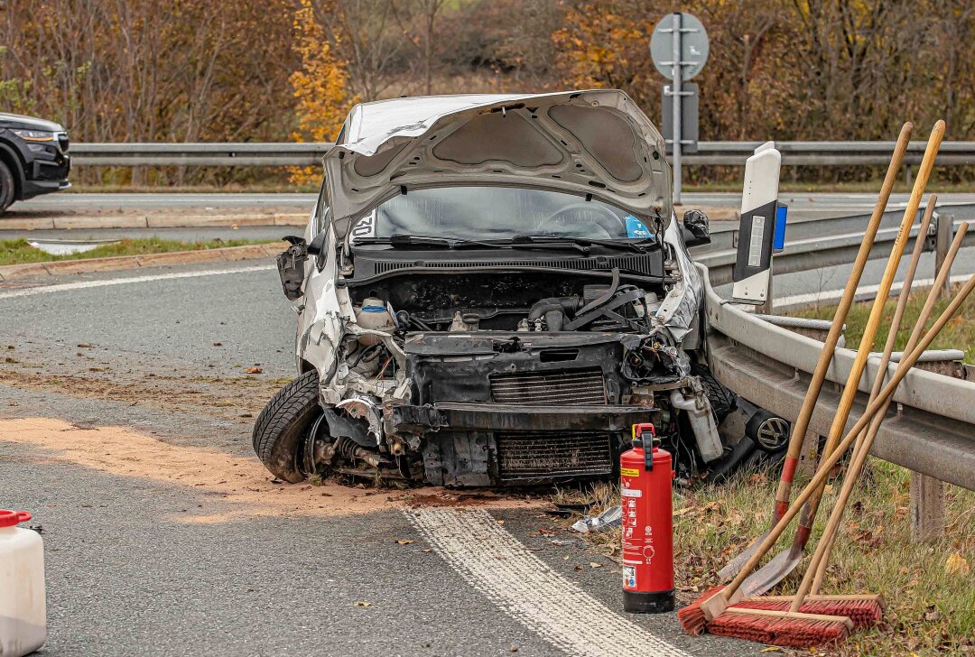 Update: Unfall bei Plauen: Fahrer mit Verdacht auf Herzinfarkt - Einsatzkräfte vor Ort. Foto: Igor Pastierovic