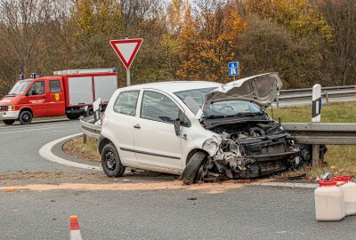 Update: Unfall bei Plauen: Fahrer mit Verdacht auf Herzinfarkt - An der Autobahnauffahrt A72 Plauen Ost kam es zu einem schweren PKW-Unfall; ein Mann wurde mit Verdacht auf einen Herzinfarkt ins Krankenhaus transportiert. Foto: Igor Pastierovic