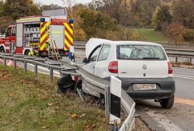 Update: Unfall bei Plauen: Fahrer mit Verdacht auf Herzinfarkt - Einsatzkräfte vor Ort. Foto: Igor Pastierovic