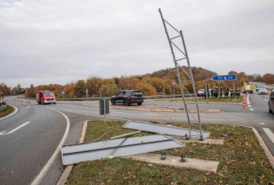 Update: Unfall bei Plauen: Fahrer mit Verdacht auf Herzinfarkt - An der Autobahnauffahrt A72 Plauen Ost kam es zu einem schweren PKW-Unfall; ein Mann wurde mit Verdacht auf einen Herzinfarkt ins Krankenhaus transportiert. Foto: Igor Pastierovic