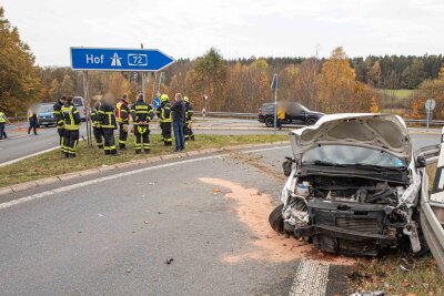 Update: Unfall bei Plauen: Fahrer mit Verdacht auf Herzinfarkt - Einsatzkräfte vor Ort. Foto: Igor Pastierovic