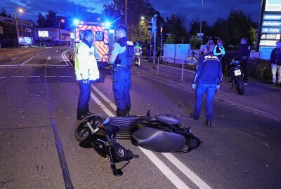 Update: Unfall in Dresden - Motorradfahrer und Mopedfahrerin  schwer verletzt - Beide Verkehrsteilnehmer wurden schwer verletzt ins Krankenhaus gebracht. Foto: Roland Halkasch