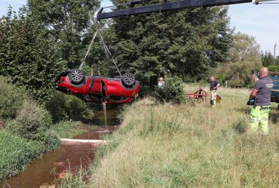 Update: Unfall in Rechtskurve: Ford Kuga überschlägt sich - Rettungsmaßnahmen: Abschleppdienst übernimmt Bergung des Fahrzeugs. Foto: Mike Müller