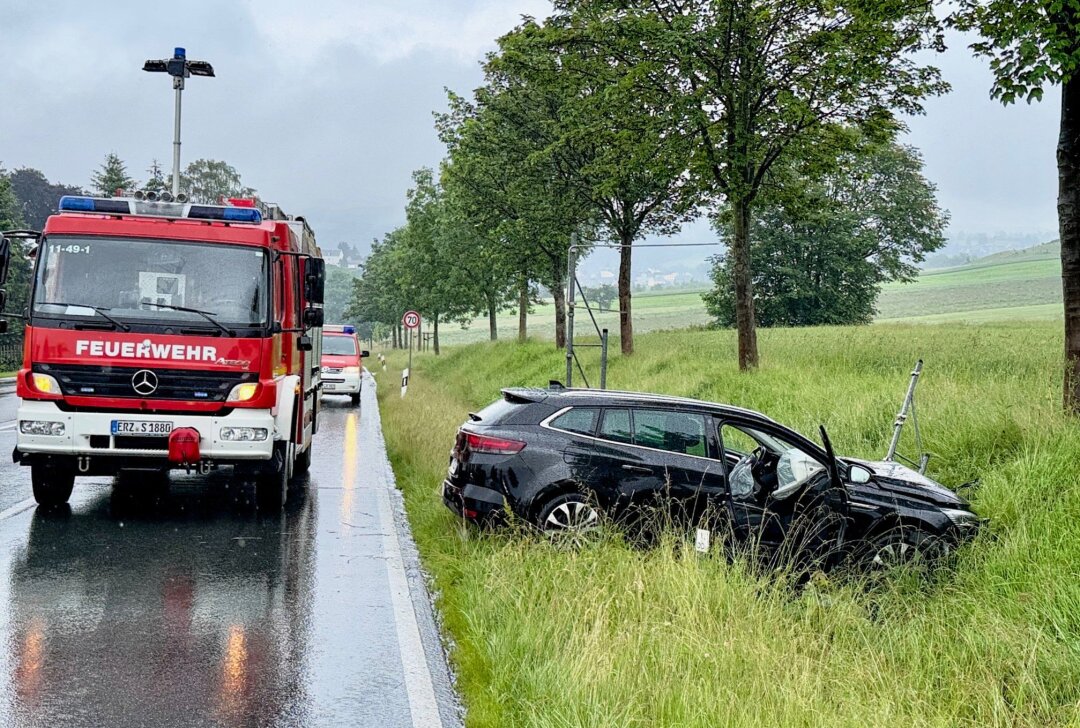 Update: Unfall in Schneeberg: Autofahrt endet im Straßengraben - Der Wagen landet im Graben. Foto: Daniel Unger