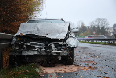 Update: Verkehrsbehinderungen und Stau nach Unfall auf B173 - Ein PKW kollidierte mit einer Leitplanke. 