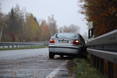 Update: Verkehrsbehinderungen und Stau nach Unfall auf B173 - Ein PKW kollidierte mit einer Leitplanke.