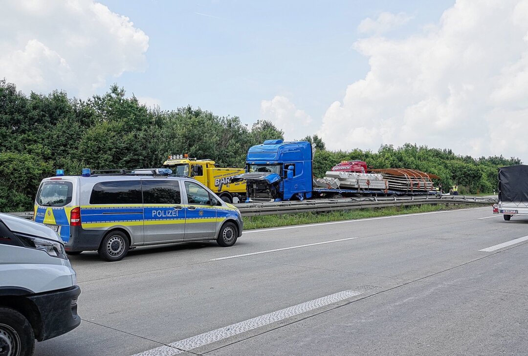 Update: Verkehrsunfall auf A14: Sattelzug kollidiert mit Mittelleitplanke - Die Ermittlungen zur Unfallursache laufen. Foto: Roland Halkasch