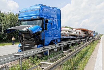 Update: Verkehrsunfall auf A14: Sattelzug kollidiert mit Mittelleitplanke - Die Ermittlungen zur Unfallursache laufen. Foto: Roland Halkasch