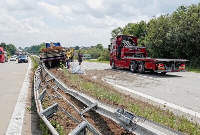 Update: Verkehrsunfall auf A14: Sattelzug kollidiert mit Mittelleitplanke - Die Ermittlungen zur Unfallursache laufen. Foto: Roland Halkasch