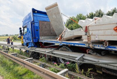 Update: Verkehrsunfall auf A14: Sattelzug kollidiert mit Mittelleitplanke - Die Ermittlungen zur Unfallursache laufen. Foto: Roland Halkasch