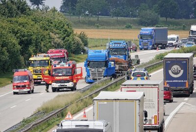 Update: Verkehrsunfall auf A14: Sattelzug kollidiert mit Mittelleitplanke - Die Ermittlungen zur Unfallursache laufen. Foto: Roland Halkasch