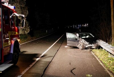 Update: Verkehrsunfall bei Eibenstock: Fahrer kollidiert mit Felsen und Leitplanke - Gegen 18 Uhr kam ein Fahrer mit seinem Peugeot aus bisher unbekannten Gründen auf der B283 zwischen Schönheide und Eibenstock nach rechts von der Fahrbahn ab. Foto: Niko Mutschmann