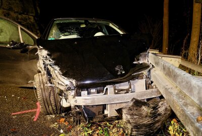 Update: Verkehrsunfall bei Eibenstock: Fahrer kollidiert mit Felsen und Leitplanke - Der Fahrer kollidierte mit einem Fels und einer Leitplanke.Foto: Niko Mutschmann