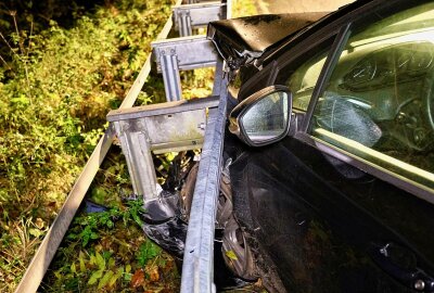 Update: Verkehrsunfall bei Eibenstock: Fahrer kollidiert mit Felsen und Leitplanke - Nach Informationen vor Ort  wurde der Fahrer schwer verletzt. Foto: Niko Mutschmann