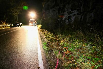 Update: Verkehrsunfall bei Eibenstock: Fahrer kollidiert mit Felsen und Leitplanke -  Die Feuerwehr Eibenstock, Rettungsdienst mit Notarzt und Polizei kamen zum Einsatz .  Foto: Niko Mutschmann