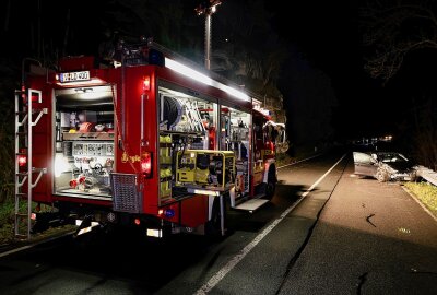 Update: Verkehrsunfall bei Eibenstock: Fahrer kollidiert mit Felsen und Leitplanke -  Die B283 wurde voll gesperrt. Foto: Niko Mutschmann