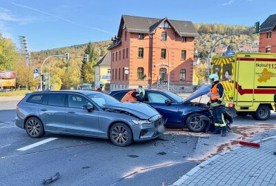 Update: Verkehrsunfall in Aue - Zwei Verletzte nach Kollision auf B169/S255 - Am Sonntagmittag kam es auf der B169/S255 bei Aue zu einem Verkehrsunfall. Foto: Daniel Unger