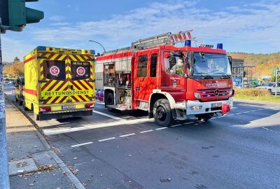 Update: Verkehrsunfall in Aue - Zwei Verletzte nach Kollision auf B169/S255 - Einsatzkräfte der Feuerwehr Aue sichern die Unfallstelle auf der B169/S255 und kümmern sich um auslaufende Betriebsmittel. Foto: Daniel Unger