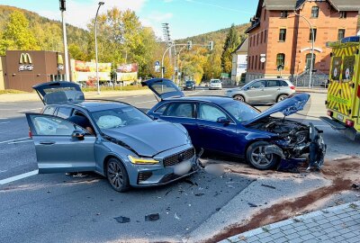 Update: Verkehrsunfall in Aue - Zwei Verletzte nach Kollision auf B169/S255 - Am Sonntagmittag kam es auf der B169/S255 bei Aue zu einem Verkehrsunfall. Foto: Daniel Unger