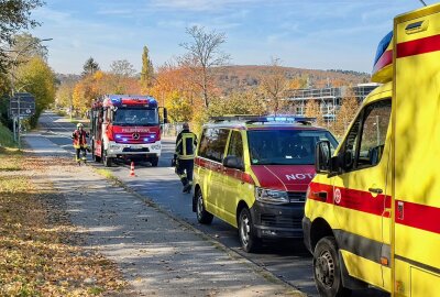 Update: Verkehrsunfall in Aue - Zwei Verletzte nach Kollision auf B169/S255 - Einsatzkräfte der Feuerwehr Aue sichern die Unfallstelle auf der B169/S255 und kümmern sich um auslaufende Betriebsmittel. Foto: Daniel Unger