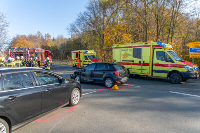 Update: Verkehrsunfall in Oelsnitz: Zwei PKW kollidieren miteinander - Nach Informationen vor Ort stieß der Ford dem VW in die Fahrerseite. Foto: Andre März