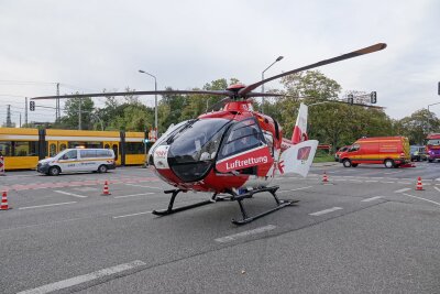 Update: Verkehrsunfall mit Straßenbahn: 60-jähriger Fahrer erliegt im Krankenhaus seinen Verletzungen - Die Ammonstraße und die Rosenstraße sind wegen des Unfalls gesperrt. Foto: Roland Halkasch