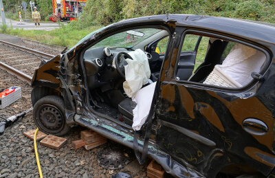 Update: Verkehrsunfall mit Straßenbahn: 60-jähriger Fahrer erliegt im Krankenhaus seinen Verletzungen - Ermittlungen zur Unfallursache laufen. Foto: Roland Halkasch