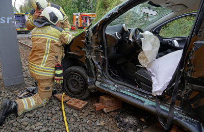 Update: Verkehrsunfall mit Straßenbahn: 60-jähriger Fahrer erliegt im Krankenhaus seinen Verletzungen - Lebensbedrohliche Verletzungen bei Fahrer und Beifahrerin; Rettungshubschrauber im Einsatz. Foto: Roland Halkasch