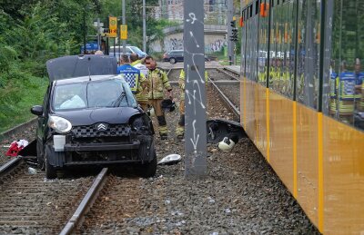 Update: Verkehrsunfall mit Straßenbahn: 60-jähriger Fahrer erliegt im Krankenhaus seinen Verletzungen - Ammonstraße und Rosenstraße aufgrund des Unfalls gesperrt; Straßenbahnlinien blockiert. Foto: Roland Halkasch