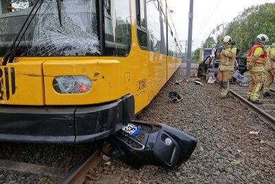 Update: Verkehrsunfall mit Straßenbahn: 60-jähriger Fahrer erliegt im Krankenhaus seinen Verletzungen - Durch den Zusammenstoß wurde der Citroen mehrere Meter ins Gleisbett geschoben, prallte gegen einen Oberleitungsmast, wobei der Fahrer des PKW im Fahrzeug eingeklemmt wurde. Er kam mit schweren Verletzungen in ein Krankenhaus, wo er in der Folge verstarb. Foto: Roland Halkasch