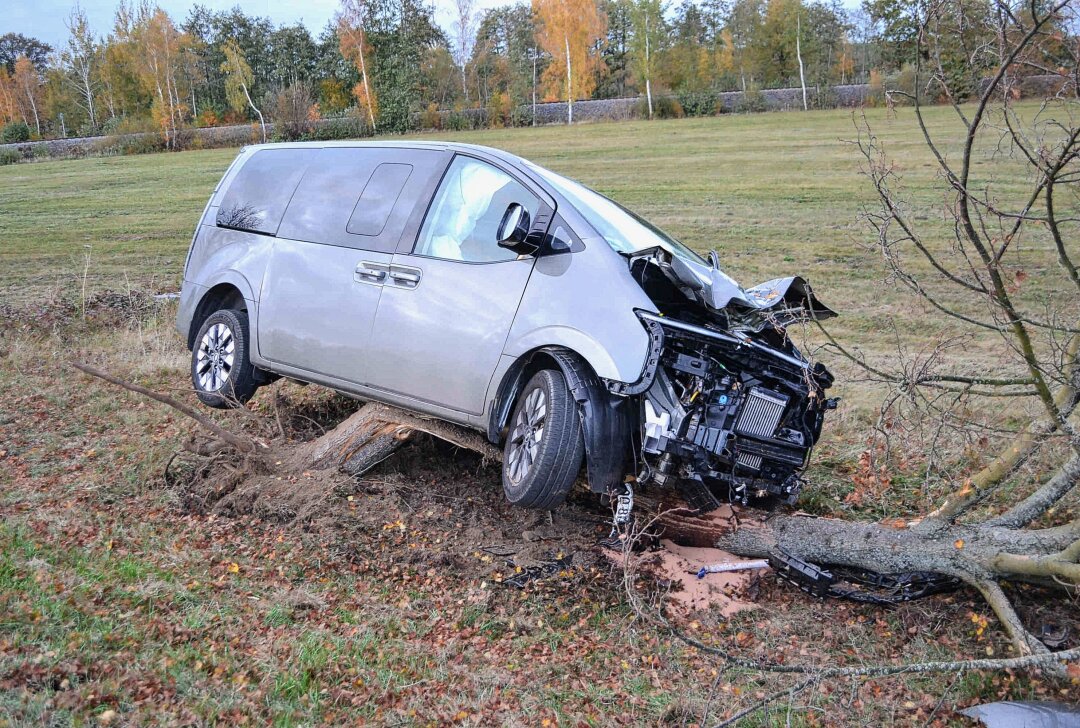 Update: Verletzter nach Frontalcrash auf sächsischer Staatsstraße - Am Montagnachmittag kam es gegen 15.30 Uhr auf der S92 bei Oßling zu einem Verkehrsunfall. Foto: xcitepress/brl