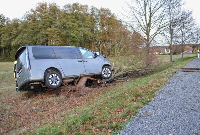 Update: Verletzter nach Frontalcrash auf sächsischer Staatsstraße - Ein PKW kam aus bislang ungeklärter Ursache nach links von der Fahrbahn ab und prallte gegen einen Baum. Foto: xcitepress/brl