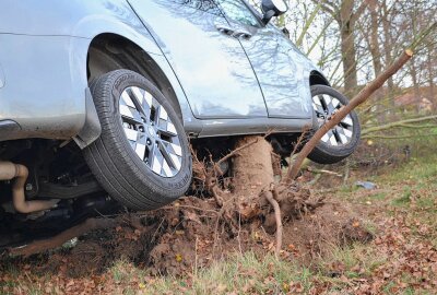 Update: Verletzter nach Frontalcrash auf sächsischer Staatsstraße - Zur genauen Unfallursache hat die Polizei die Ermittlungen aufgenommen. Foto: xcitepress/brl