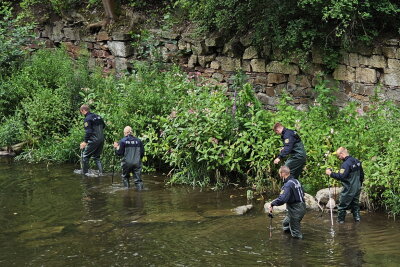 Update: Vermisster Chemnitzer wieder gefunden - Die Bereitschaftspolizei sucht seit dem Vormittag den Fluss im Stadtgebiet ab. 