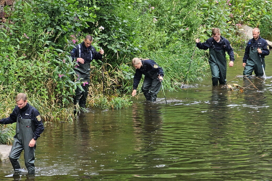 Die Bereitschaftspolizei sucht seit dem Vormittag den Fluss im Stadtgebiet ab. Foto: Harry Härtel