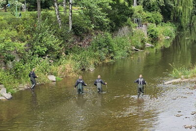 Die Bereitschaftspolizei sucht seit dem Vormittag den Fluss im Stadtgebiet ab. 