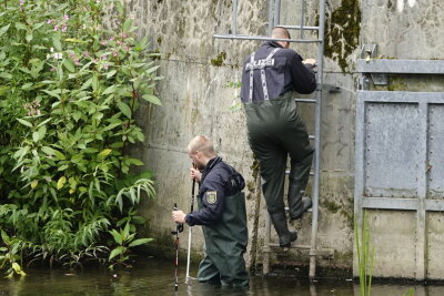 Die Bereitschaftspolizei sucht seit dem Vormittag den Fluss im Stadtgebiet ab. 