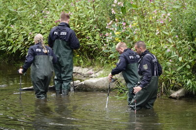 Die Bereitschaftspolizei sucht seit dem Vormittag den Fluss im Stadtgebiet ab. 