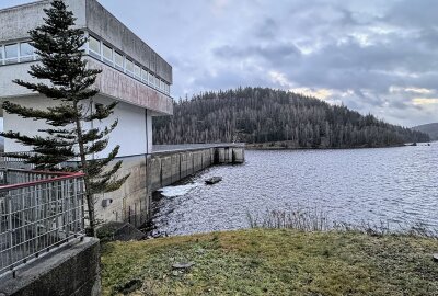 Update: Vermisster Senior aus dem Erzgebirge tot an Talsperre aufgefunden - Im Zuge der Suchmaßnahmen fanden Einsatzkräfte am gestrigen Mittwoch im Uferbereich der Talsperre Eibenstock eine leblose Person. Symbolfoto: Ralf Wendland/Archiv