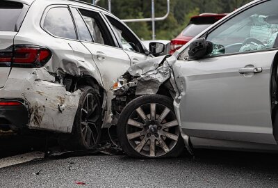 Update: Viele Verletzte bei Massencrash auf der A4 - 25 Fahrzeuge involviert - Am Sonntagnachmittag kam es zwischen Berbersdorf und Siebenlehn in beiden Fahrtrichtungen zu erheblichen Behinderungen zum Ferienende. Foto: Erik Hoffmann