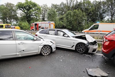 Update: Viele Verletzte bei Massencrash auf der A4 - 25 Fahrzeuge involviert - Am Sonntagnachmittag kam es zwischen Berbersdorf und Siebenlehn in beiden Fahrtrichtungen zu erheblichen Behinderungen zum Ferienende. Foto: Erik Hoffmann