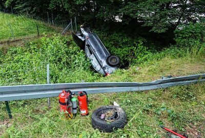 Update: Vier Verletzte bei Unfall auf B156: PKW landet in Bach - Bei einem Unfall auf der B156 wurden vier Personen schwer verletzt. Foto: LausnitzNews