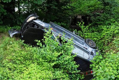 Update: Vier Verletzte bei Unfall auf B156: PKW landet in Bach - Bei einem Unfall auf der B156 wurden vier Personen schwer verletzt. Foto: LausnitzNews