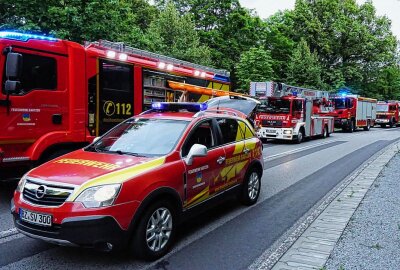 Update: Vier Verletzte bei Unfall auf B156: PKW landet in Bach - Die Straße B156 blieb für mehrere Stunden voll gesperrt. Foto: LausnitzNews