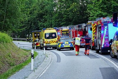 Update: Vier Verletzte bei Unfall auf B156: PKW landet in Bach - Es waren über 70 Rettungskräfte im Einsatz. Foto: LausnitzNews